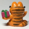 GARFIELD WITH GIFT "ONLY FOR YOU". FIGURE PVC 4,5 cm. BULLY WEST GERMANY 1978, 1981