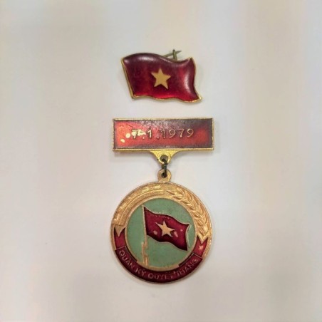 VIETNAM VIETCONG RESOLUTION VICTORY 25 YEARS SERVICE MEDAL lapel pin
