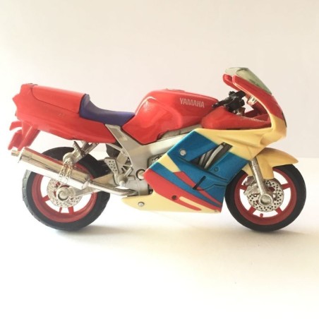 YAMAHA   FZR 600R  1/18th  MODEL  MOTORCYCLE