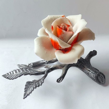 SMALL WHITE CERAMIC STATUE OF BEAUTIFUL ROSE. MID 20th CENTURY. VINTAGE CRYSTAL & CERAMICS COLLECTION (VYC-18)