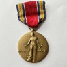 U.S. ARMY WORLD WAR II VICTORY MEDAL. ORIGINAL CLAMSHELL CASE, RIBBON BAR & LAPEL PIN