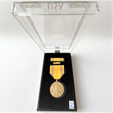 AMERICAN DEFENSE MEDAL - WWII. LUXURY PLASTIC CASE, PIN and RIBBON BAR
