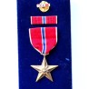 WWII U.S.A. BRONZE STAR MILITARY MEDAL. LUXURY PLASTIC CASE, RIBBON BAR & BUTTON LAPEL PIN